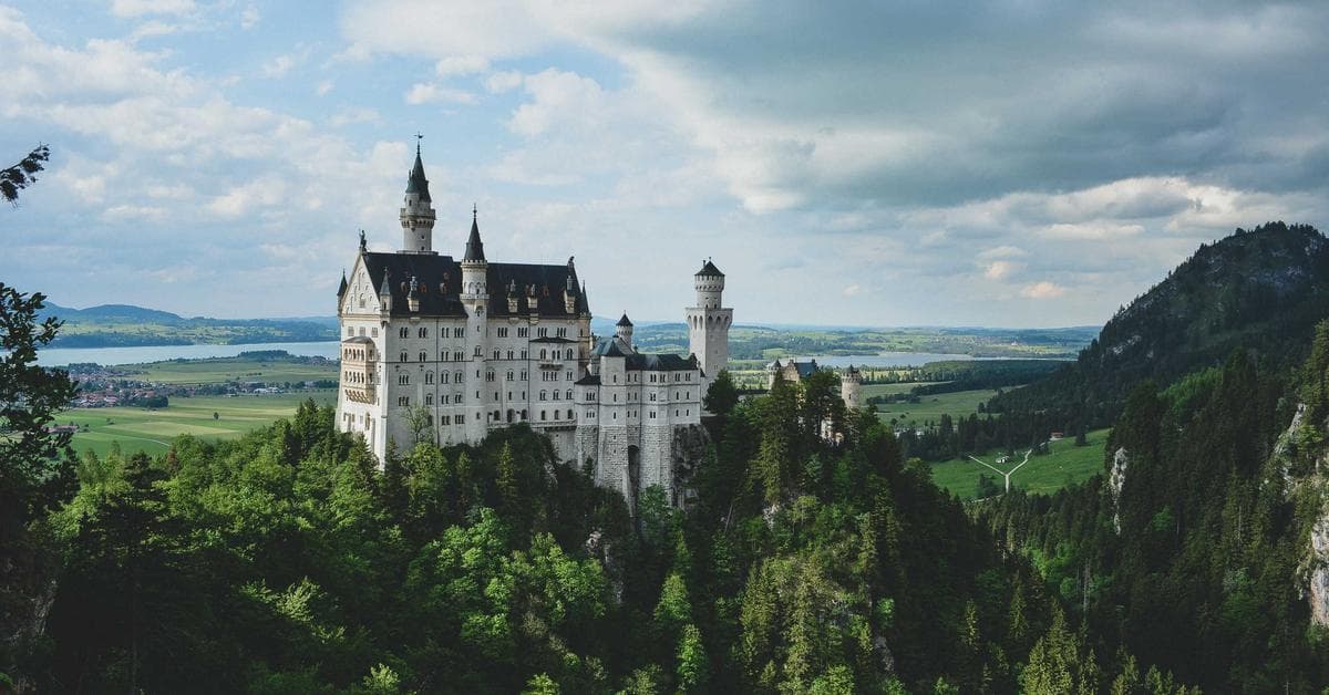 Fresque murale colorée sur mur extérieur