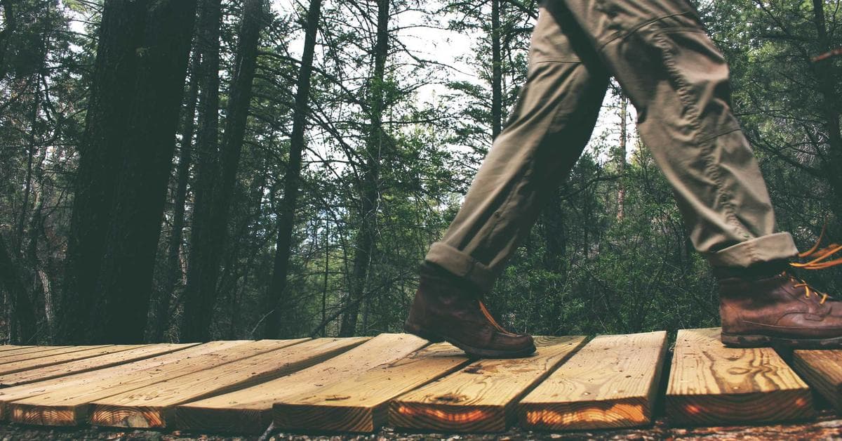 Bricoleur réalisant des petits travaux à la maison